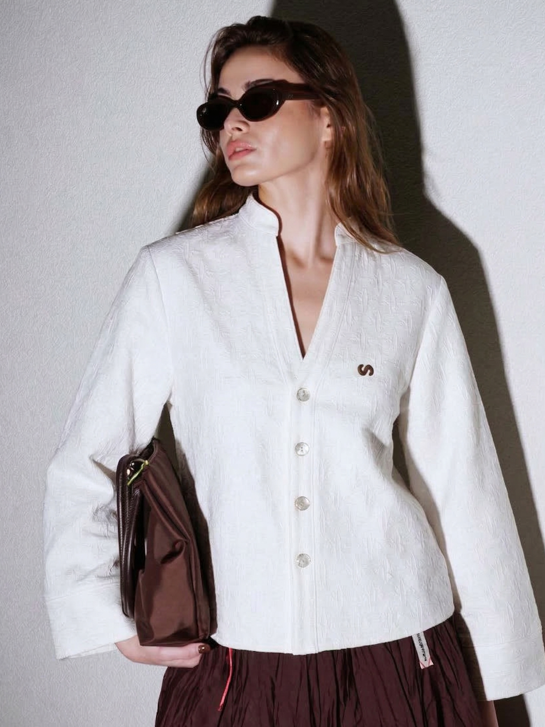 Effortless Beyaz Düğmeli V Yaka Bluz Logo Nakışlı